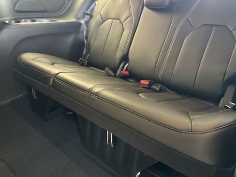 New 2026 Chrysler Pacifica Select image 12