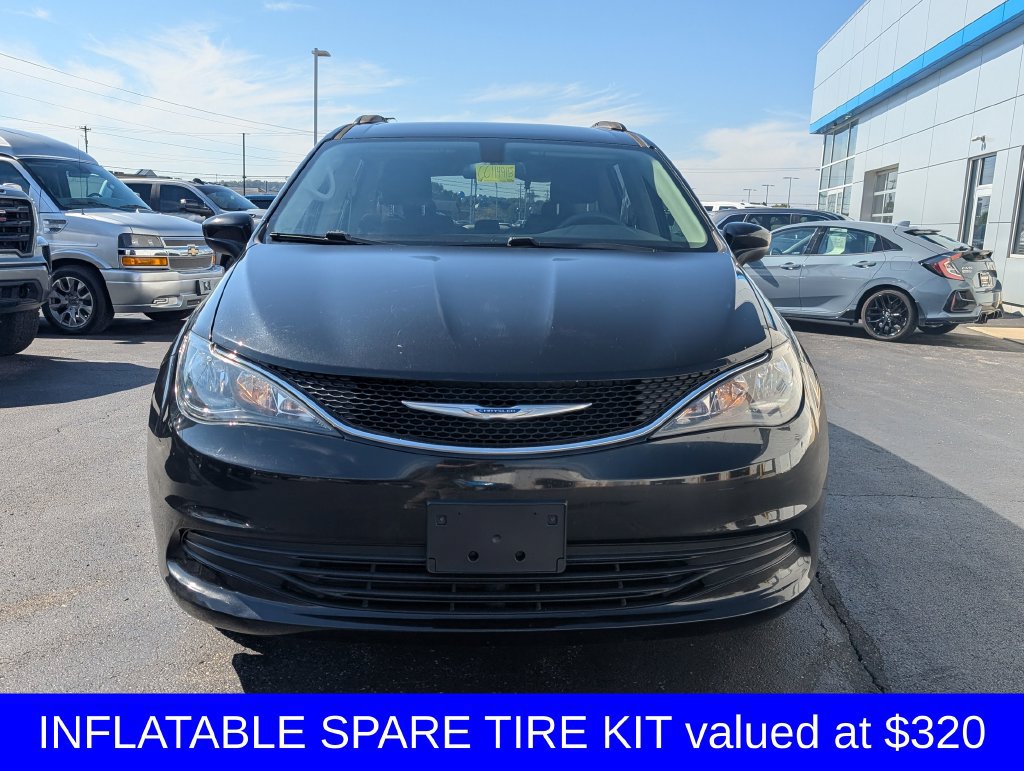 Used 2018 Chrysler Pacifica Touring FWD image 2