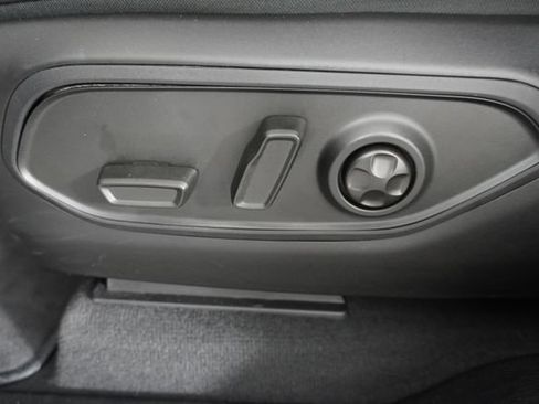 Used 2025 Jeep Grand Cherokee Altitude RWD image 21
