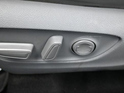 Used 2022 Toyota Highlander XLE image 11