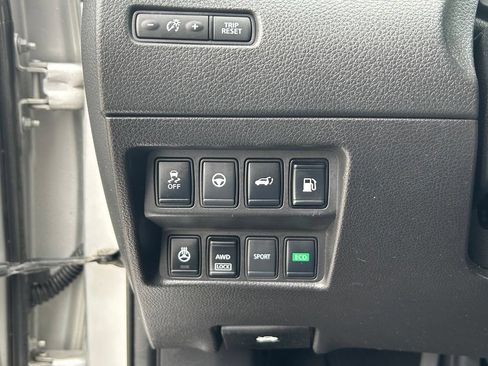 Used 2019 Nissan Rogue SV w/ Sun & Sound Touring Package AWD/4WD image 17