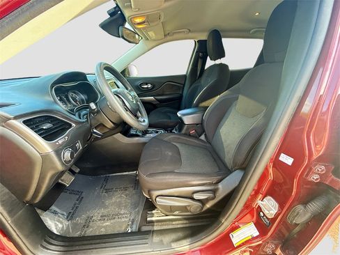 Used 2021 Jeep Cherokee Latitude w/ Mopar Interior Package image 19