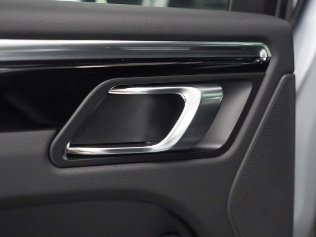 Certified 2026 Porsche Macan AWD/4WD image 15
