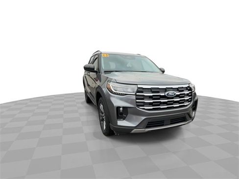 Used 2025 Ford Explorer Active w/ Active Comfort Package image 3
