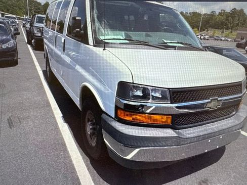 Used 2018 Chevrolet Express 3500 LT w/ LT Preferred Equipment Group RWD image 17