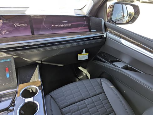 New 2025 Cadillac Escalade Sport Platinum w/ LPO, ONYX Package image 17