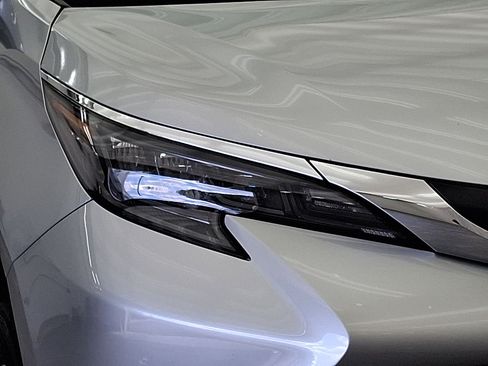 Used 2024 Toyota Sienna LE FWD image 31