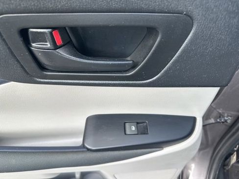 Used 2019 Toyota Highlander LE image 29