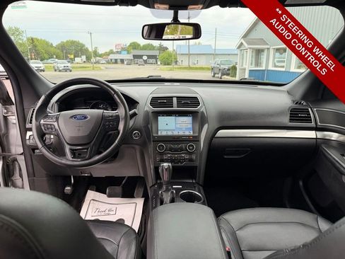 Used 2018 Ford Explorer XLT w/ Equipment Group 202A AWD/4WD image 17