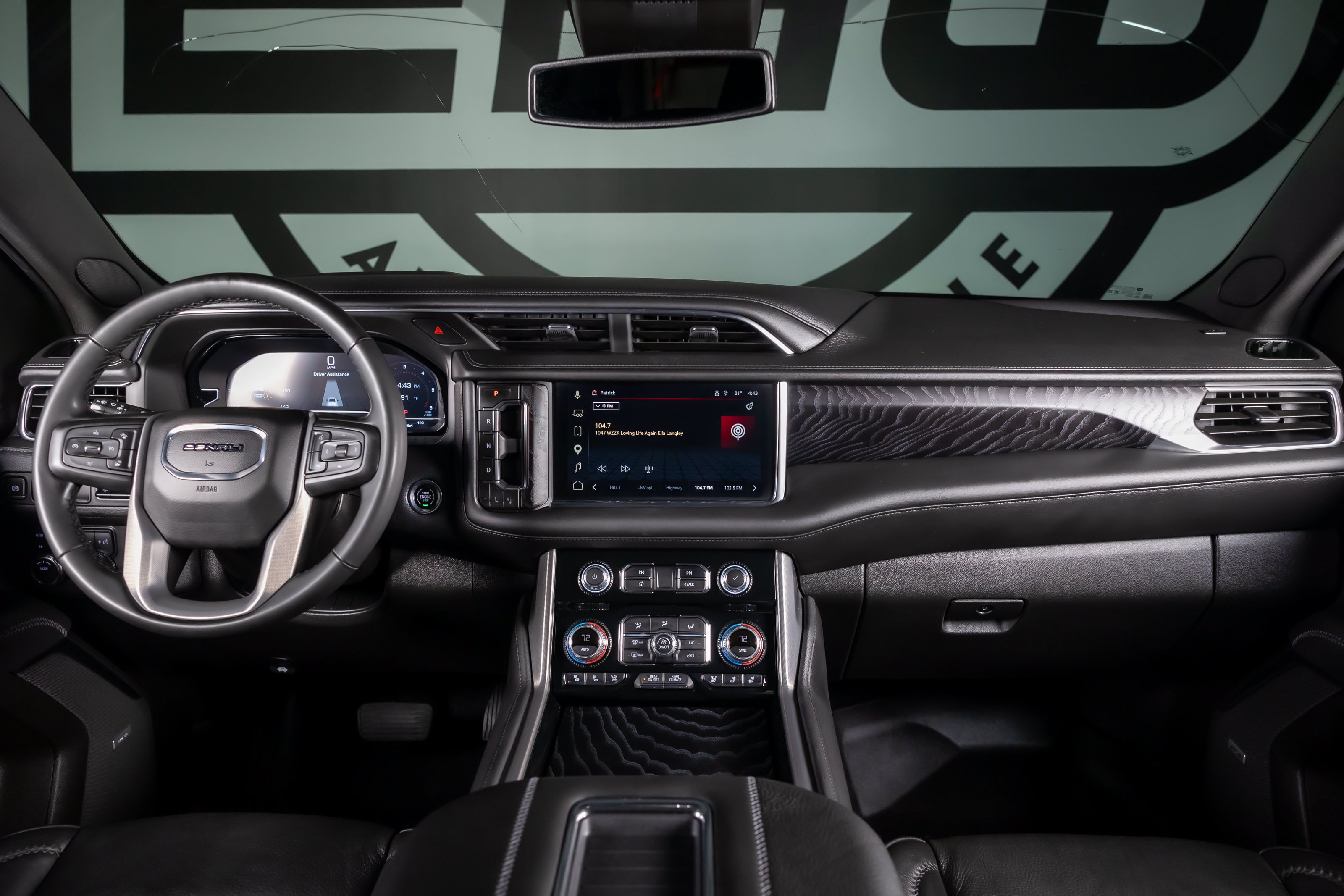 Used 2023 GMC Yukon XL Denali AWD/4WD image 3