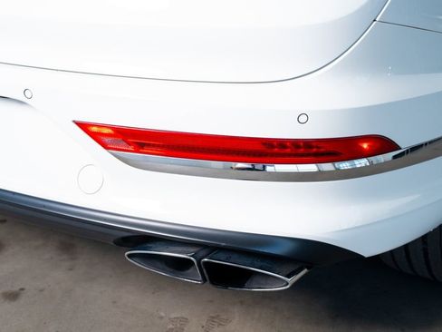 Used 2021 Bentley Bentayga Plug-In Hybrid image 28