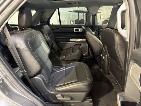 Used 2022 Ford Explorer Limited w/ Equipment Group 301A RWD image 12
