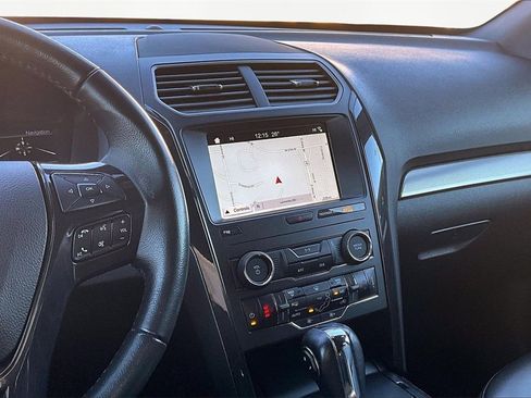 Used 2019 Ford Explorer XLT w/ Equipment Group 202A image 6