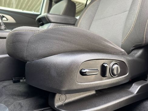 Used 2021 Chevrolet Traverse LT image 14