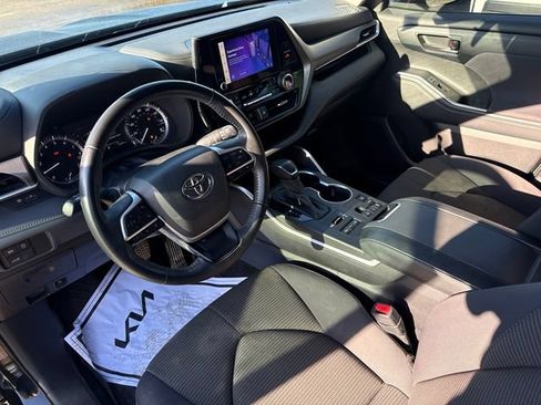 Used 2023 Toyota Highlander LE AWD/4WD image 10