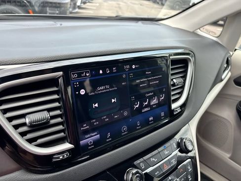 Used 2024 Chrysler Pacifica Touring-L FWD image 22
