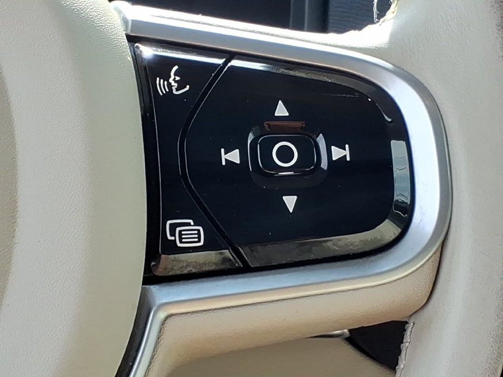 Used 2019 Volvo XC90 T5 Momentum w/ Multimedia Package AWD/4WD image 11