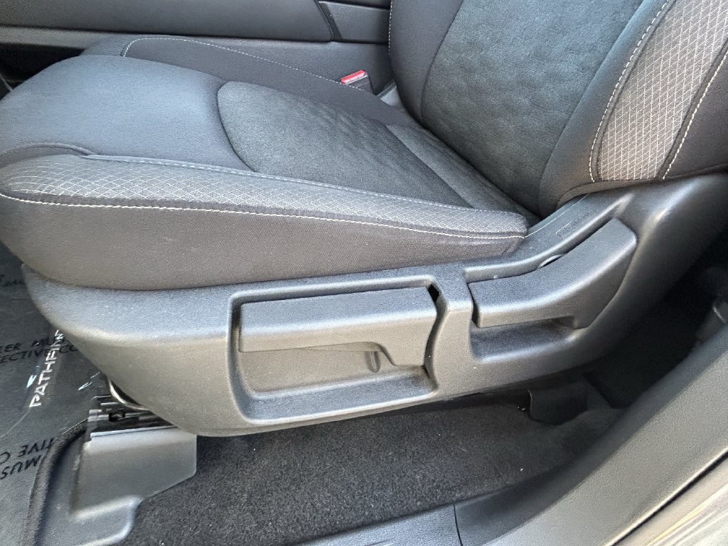 Used 2024 Nissan Pathfinder S FWD image 17