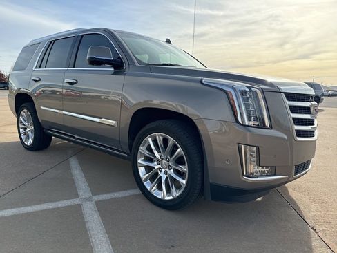 Used 2019 Cadillac Escalade Premium Luxury image 2