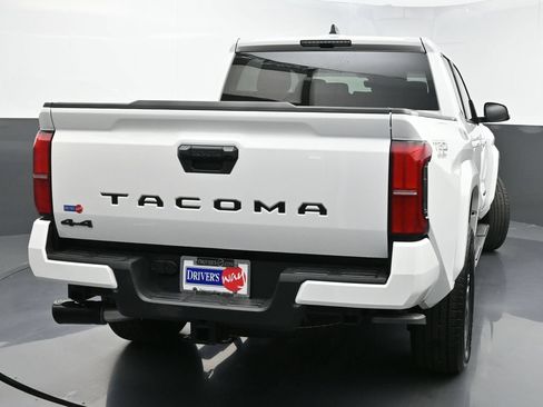 Used 2024 Toyota Tacoma TRD Sport AWD/4WD image 39