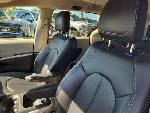 Used 2023 Chrysler Pacifica Touring-L FWD image 16