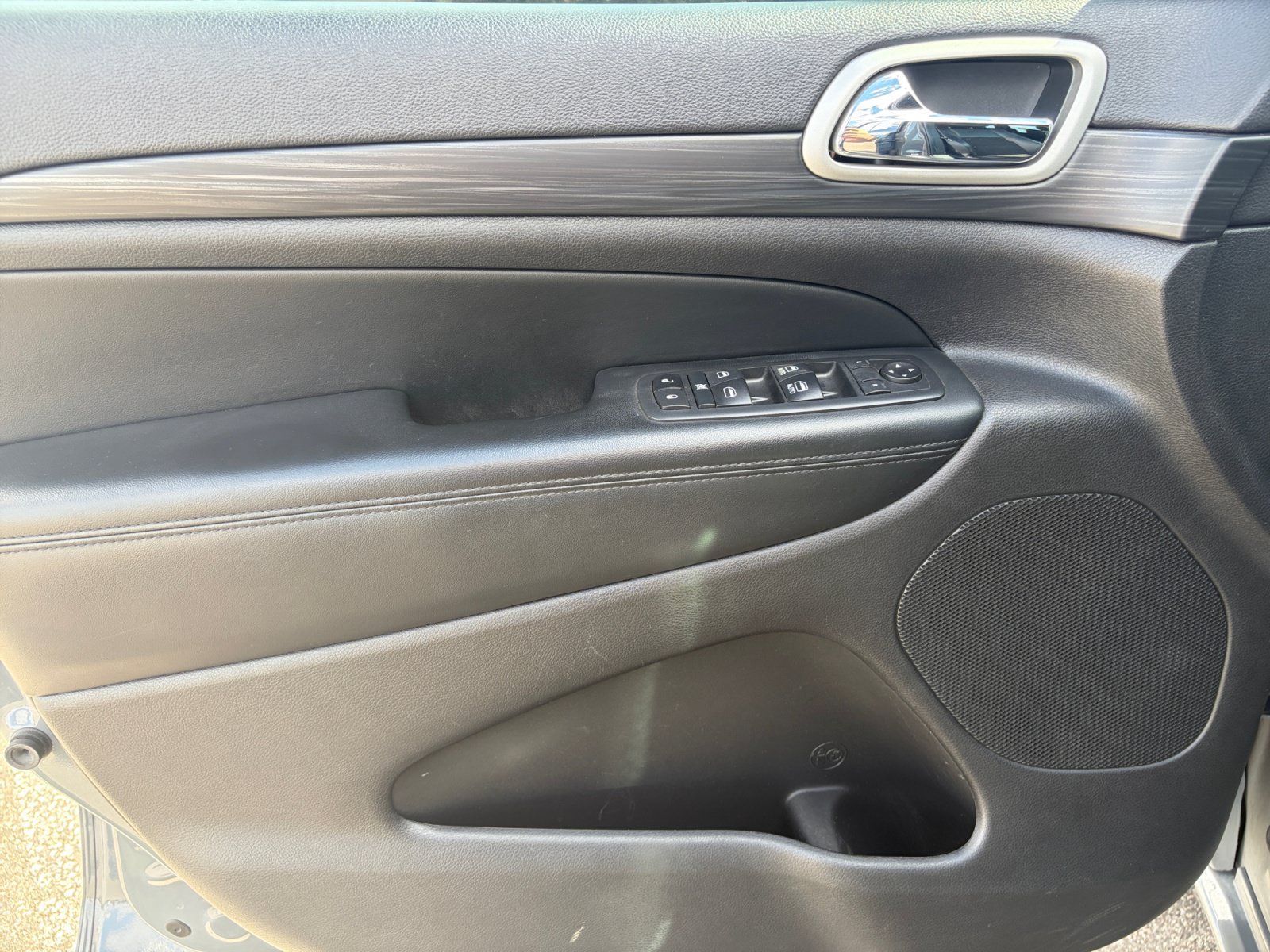 Used 2020 Jeep Grand Cherokee Altitude AWD/4WD image 13