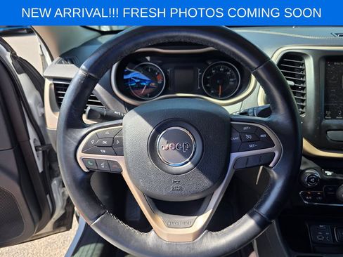 Used 2017 Jeep Cherokee Latitude w/ Safety/Convenience Group FWD image 12