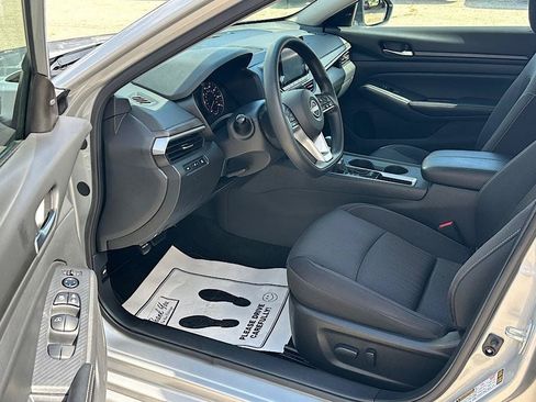 Used 2025 Nissan Altima 2.5 SV FWD image 11