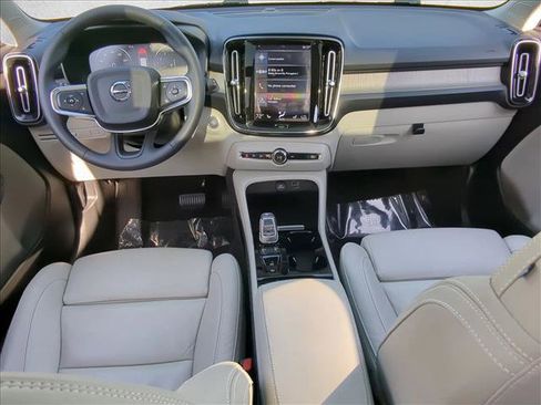 Used 2022 Volvo XC40 T4 Inscription w/ Advanced Package image 19