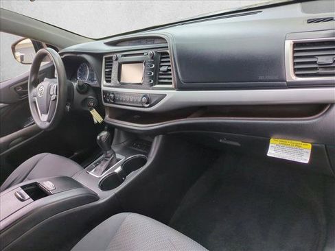 Used 2019 Toyota Highlander LE image 22