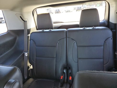 Used 2023 GMC Acadia SLT image 11