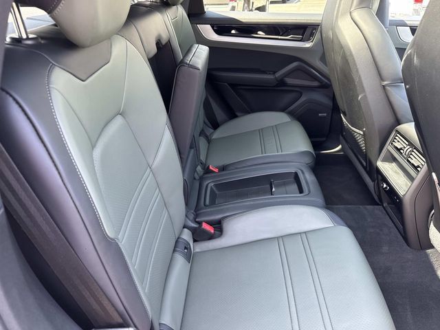 Used 2025 Porsche Cayenne Coupe AWD/4WD image 34