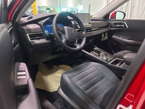 New 2025 Mitsubishi Outlander SE image 14