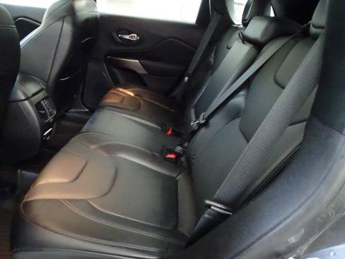 Used 2019 Jeep Cherokee Limited AWD/4WD image 4