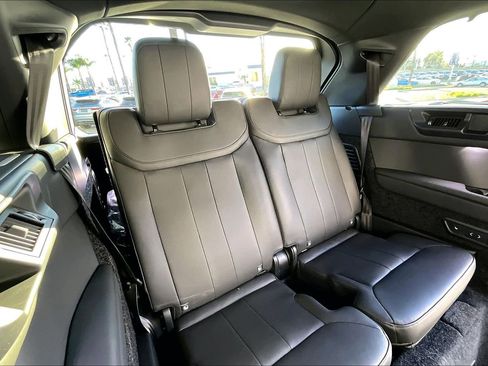 New 2026 Land Rover Range Rover Long Wheelbase SE image 11