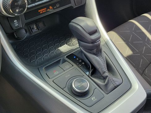 Used 2019 Toyota RAV4 XLE w/ Carpet Mat Package AWD/4WD image 24