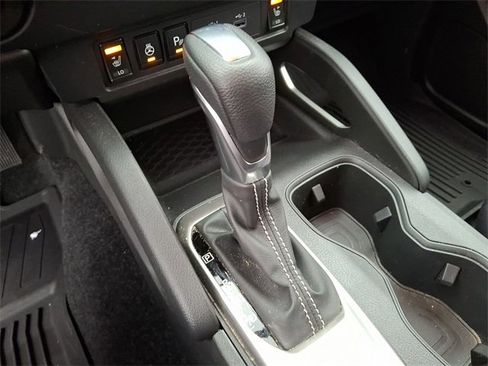 Used 2025 Nissan Frontier SV w/ SV Convenience Package image 17