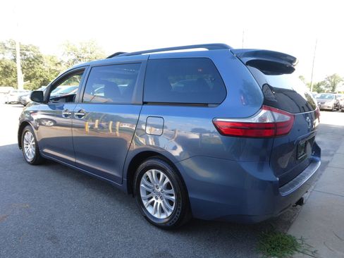 Used 2015 Toyota Sienna XLE FWD image 8