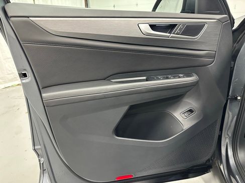 Used 2025 Volkswagen Atlas Cross Sport SE image 8