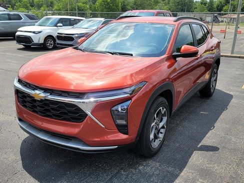 Used 2024 Chevrolet Trax LT w/ Driver Confidence Package FWD image 2