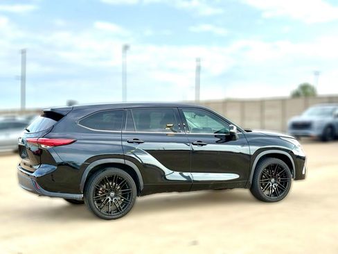 Used 2022 Toyota Highlander L FWD image 4