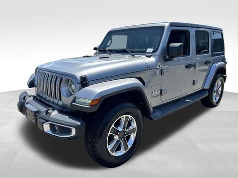Used 2018 Jeep Wrangler Unlimited Sahara w/ Dual Top Group AWD/4WD image 6