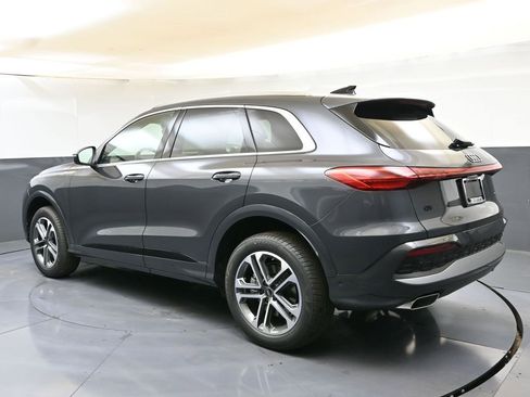 Certified 2025 Audi Q5 Premium w/ Convenience Package image 3