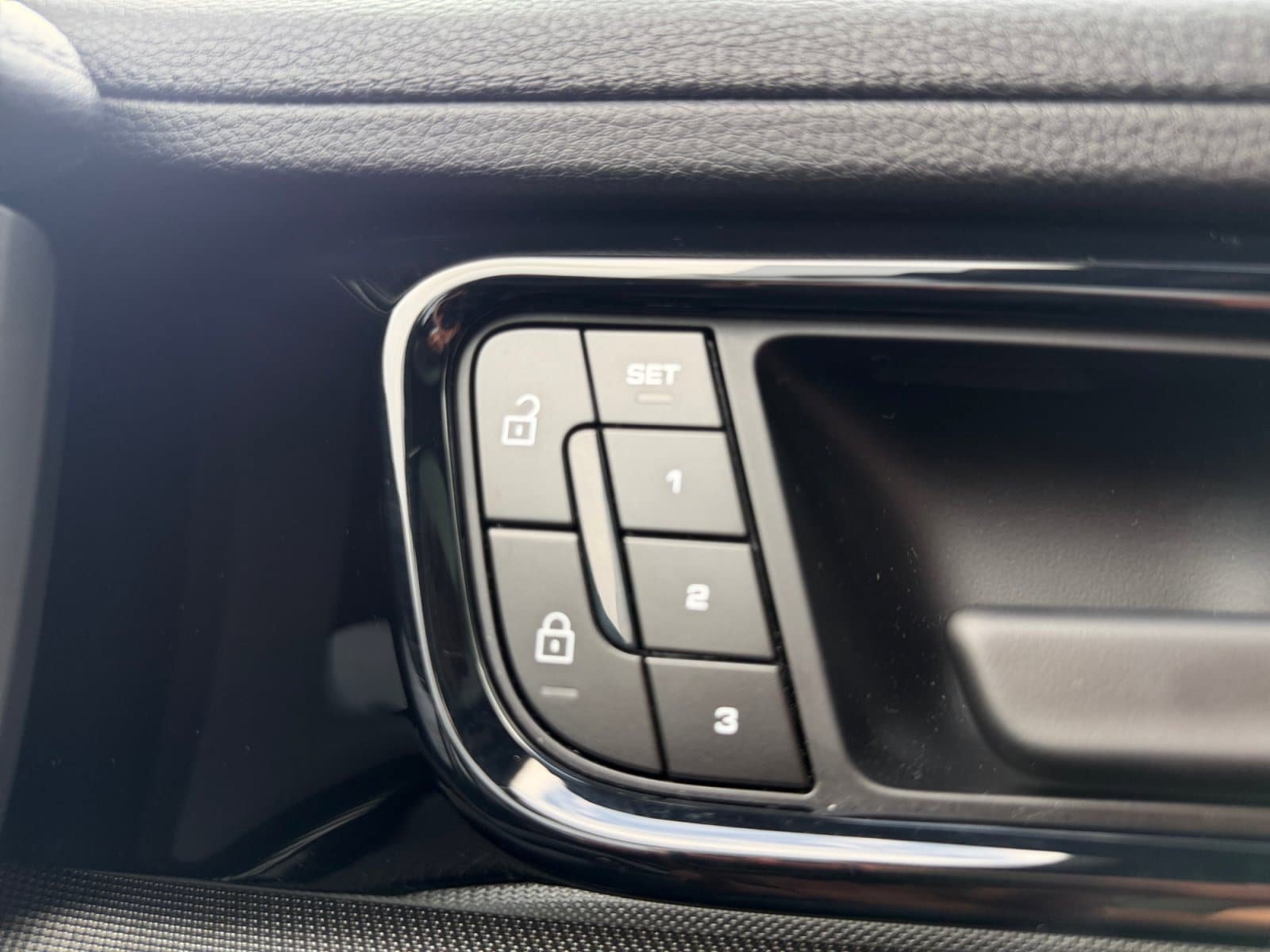 Certified 2025 Porsche Panamera 4 AWD/4WD image 28