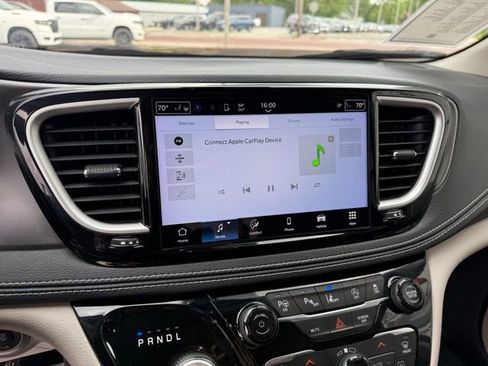 Used 2023 Chrysler Pacifica Touring-L FWD image 12