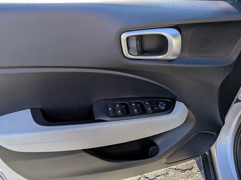 Used 2022 Hyundai Venue SEL image 12