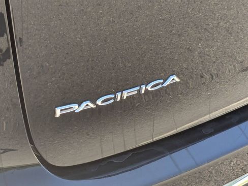 Used 2023 Chrysler Pacifica Touring-L FWD image 11