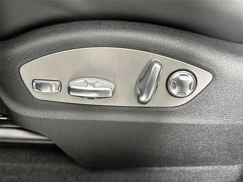 Certified 2026 Porsche Macan AWD/4WD image 32
