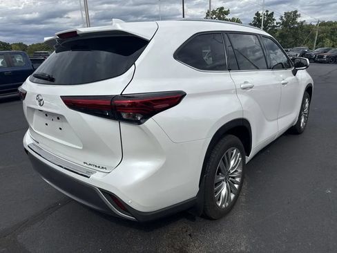 Used 2023 Toyota Highlander Platinum FWD image 4