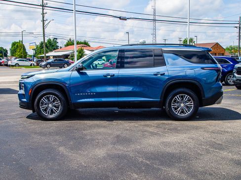 Used 2025 Chevrolet Traverse LT FWD image 4